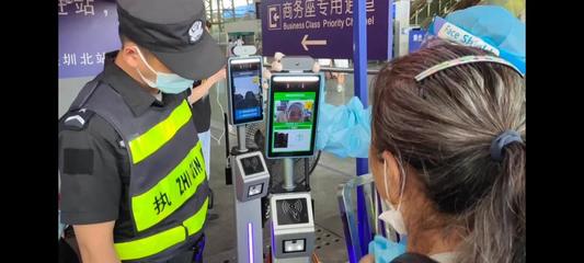 深圳北站啟用智能防疫新設(shè)備 人臉識別測溫與粵康碼核驗一體機